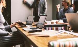 Groupe de travail devant un écran blanc - audit seo wordpress