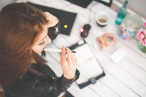 femme freelance site web en train de réfléchir devant son bureau